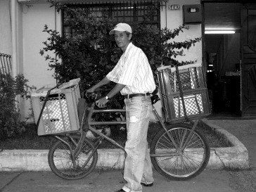 Bicicleta de reparto cargada con pan en los primeros años de Castapan